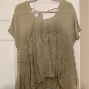 Kinnucan’s flowy top